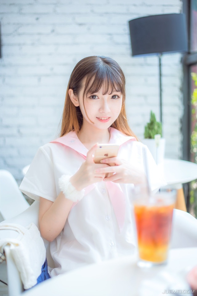 战士的意志要象礁石一样坚定，战士的性格要象和风一样温柔。